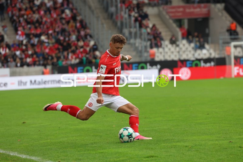 Jannik Hofmann (#37; Rot-Weiss Essen) bei Schussaktion