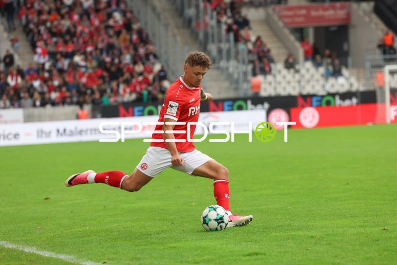 Jannik Hofmann (1. FC Nürnberg) beim Ballkontakt im Stadion an der Hafenstraße