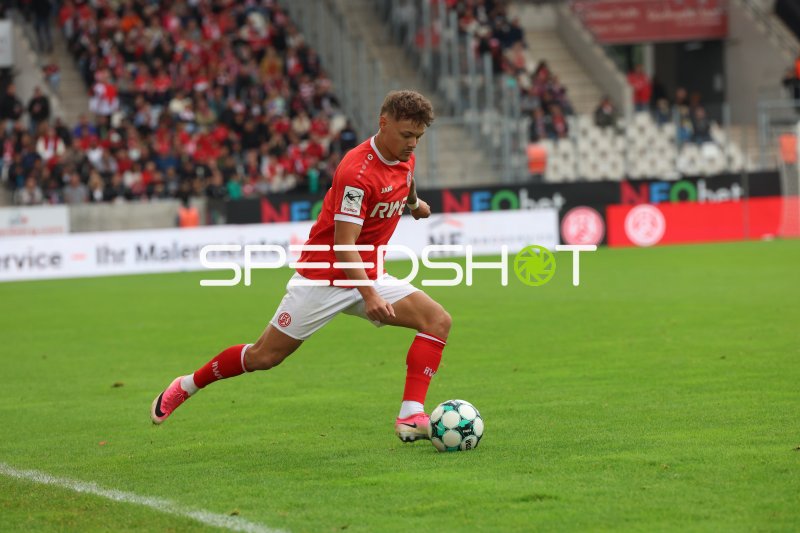 Jannik Hofmann im Dribbling am Stadion an der Hafenstraße