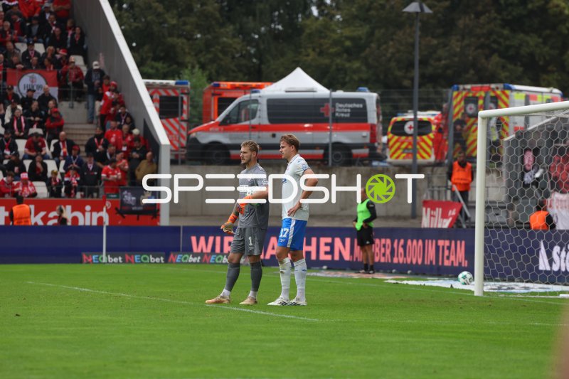 Florian Carstens (#17; FC Hansa Rostock) nach Spielunterbrechung