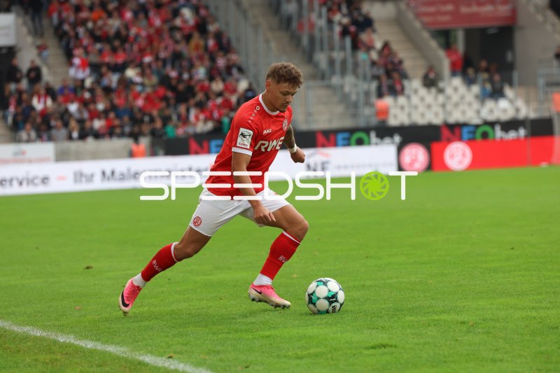 Jannik Hofmann (#37; Rot-Weiss Essen) dribbelt am Ball