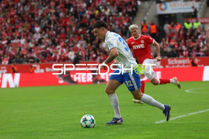 Niklas Kölle (#32; FC Hansa Rostock) im Dribbling gegen Rot-Weiss Essen