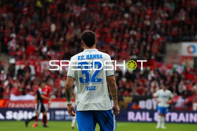 Spieler von FC Hansa Rostock (#32) vor Zuschauern im Stadion an der Hafenstraße