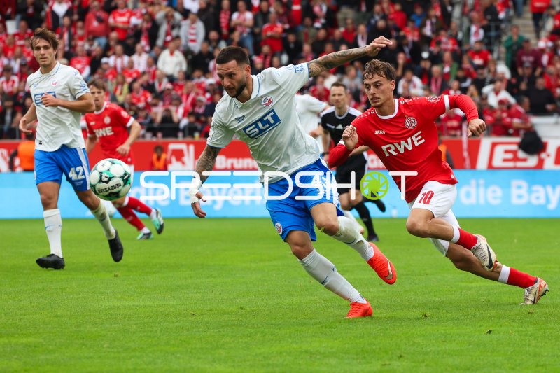 Marvin Obuz (#10; Rot-Weiss Essen) im Zweikampf gegen Hansa Rostock