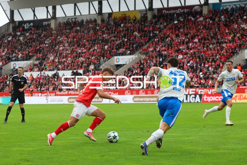 Jannik Hofmann (#43; 1. FC Nürnberg) gegen Kenan Fatkic (#4; FC Hansa Rostock)