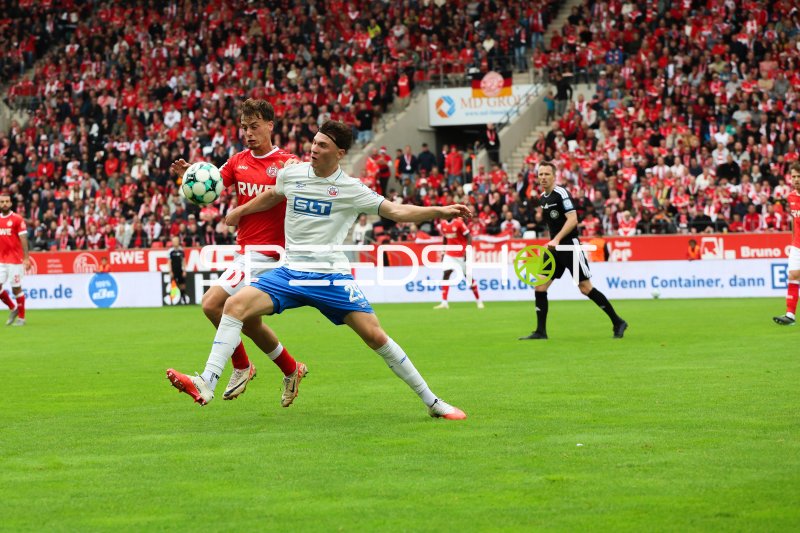 Peter Kiedl (#29) im Zweikampf gegen Marvin Obuz (#10; Rot-Weiss Essen)