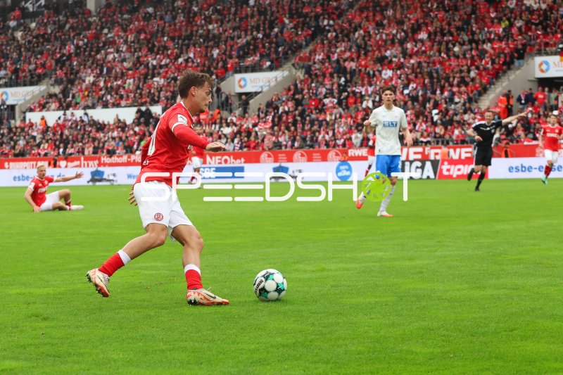 Spieler von Rot-Weiss Essen am Ball im Stadion an der Hafenstraße