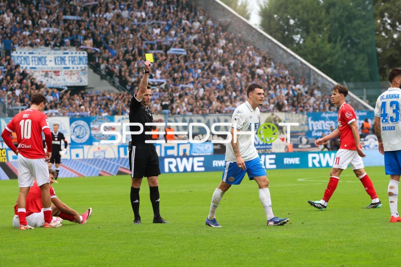 Niklas Kölle (#32; FC Hansa Rostock) erhält Gelbe Karte
