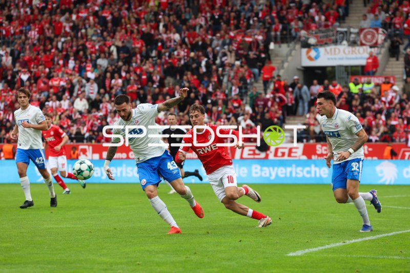 Marvin Obuz (#10; Rot-Weiss Essen) im Zweikampf gegen Hansa Rostock