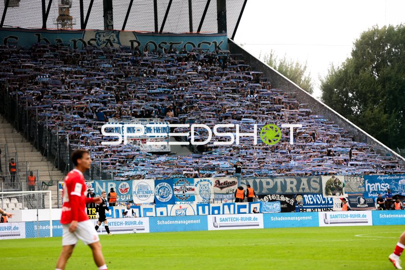 Rot-Weiss Essen gegen FC Hansa Rostock im Stadion an der Hafenstraße