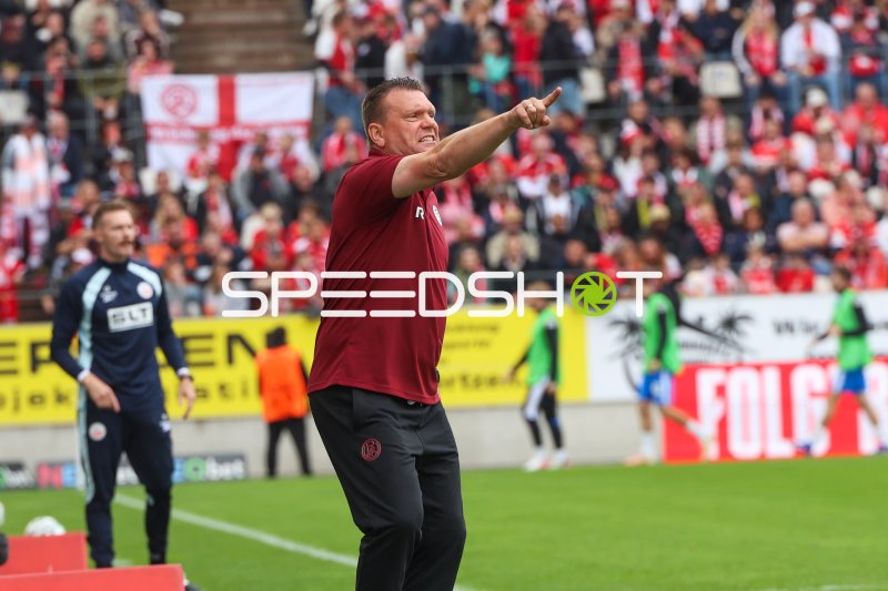 Uwe Koschinat dirigiert Rot-Weiss Essen von der Seitenlinie
