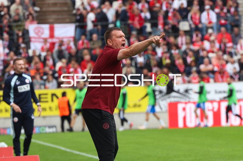Uwe Koschinat dirigiert Rot-Weiss Essen von der Seitenlinie