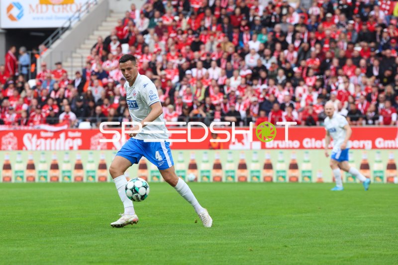 Kenan Fatkic (#4; FC Hansa Rostock) am Ball im Stadion an der Hafenstraße