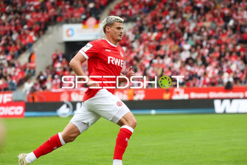 Marek Janssen (#20; Rot-Weiss Essen) im Spielaufbau