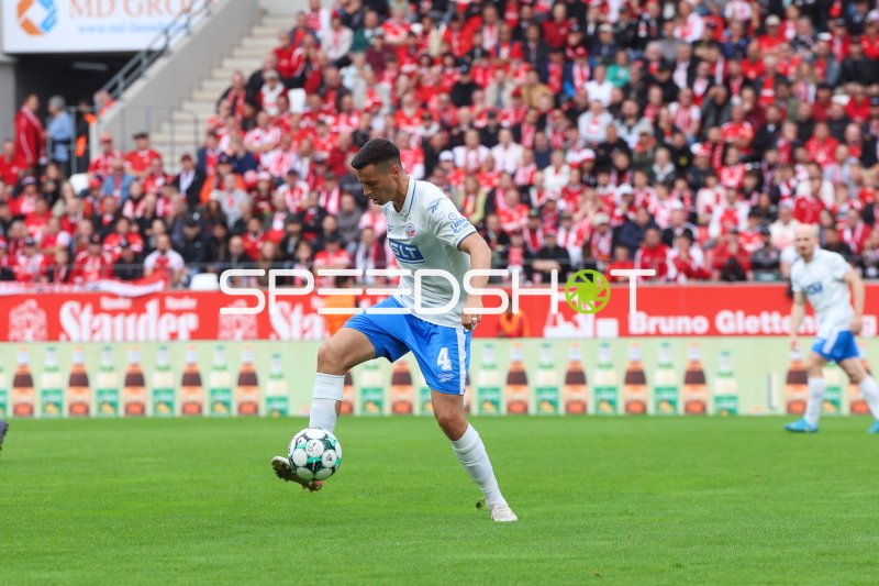 Spieler (#4) von FC Hansa Rostock am Ball im Stadion an der Hafenstraße