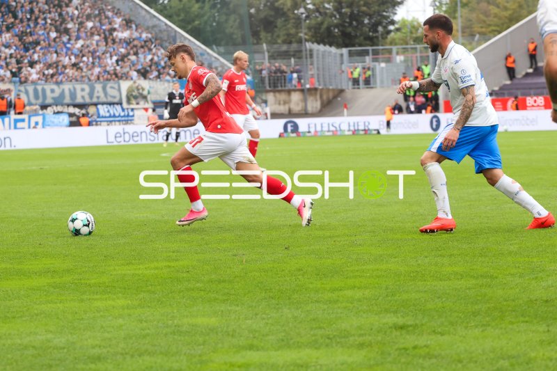 Zweikampf um den Ball im Stadion an der Hafenstraße