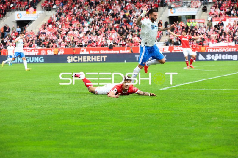 Jannik Hofmann (Rot-Weiss Essen) springt über Gegenspieler von 1. FC Nürnberg