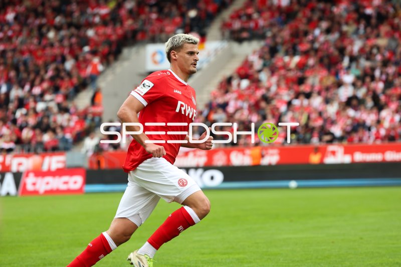 Marek Janssen (#20; Rot-Weiss Essen) im Spielaufbau