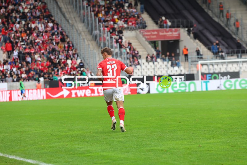 Jannik Hofmann (#37; Rot-Weiss Essen) läuft ins Spielfeld