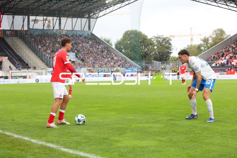 Niklas Kölle (#32; FC Hansa Rostock) in Zweikampf gegen Rot-Weiss Essen
