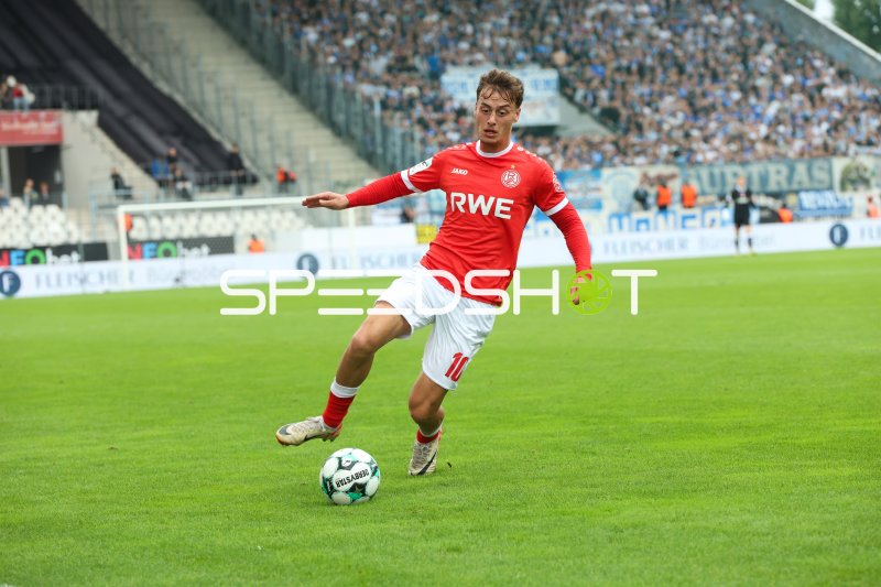 Marvin Obuz (#10; Rot-Weiss Essen) dribbelt über den Platz