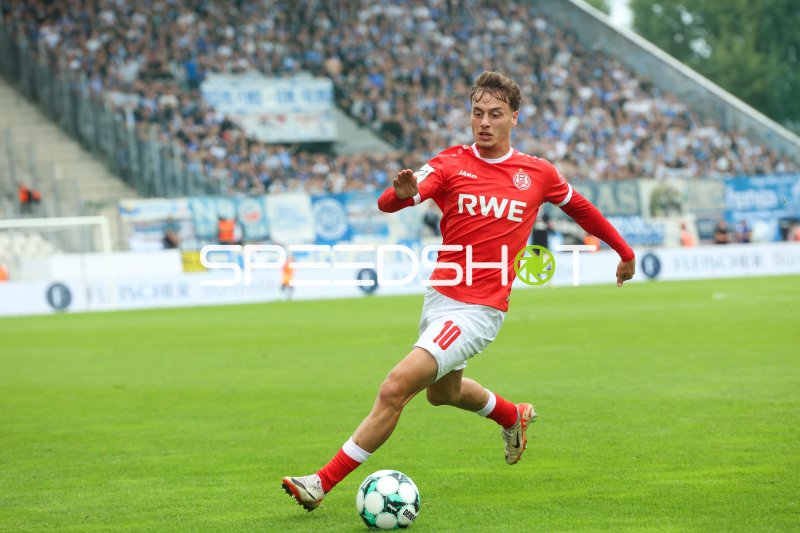 Marvin Obuz (#10; Rot-Weiss Essen) im Dribbling