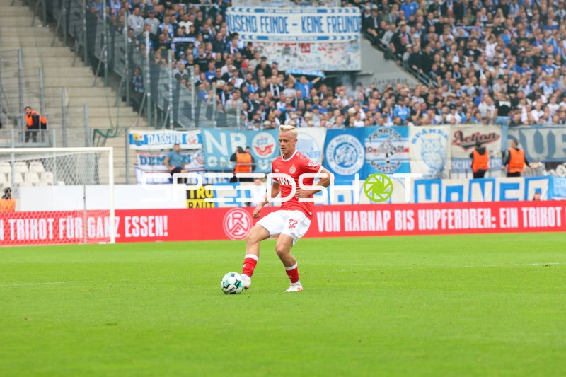Janne Sietan (#22; Rot-Weiss Essen) am Ball im Stadion an der Hafenstraße