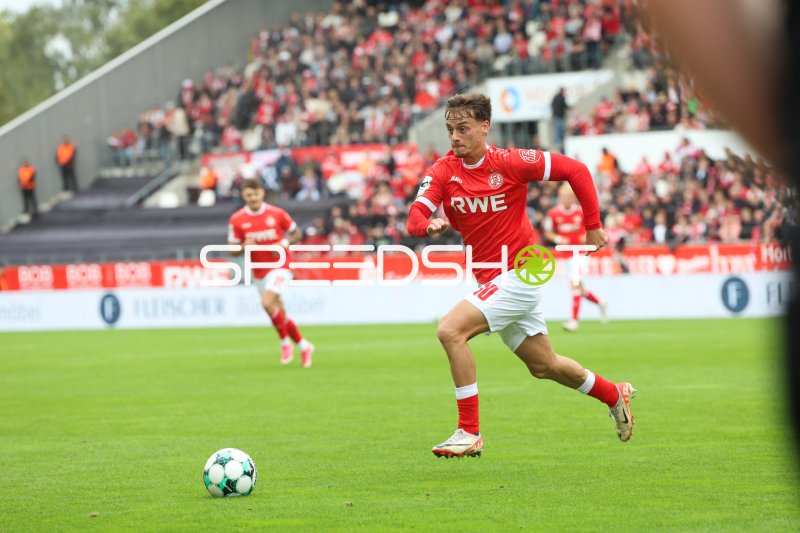 Marvin Obuz (#10; Rot-Weiss Essen) im Ballkontakt