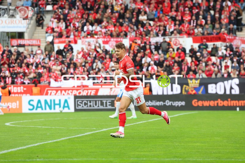 Jannik Hofmann (#37; Rot-Weiss Essen) im Laufspiel