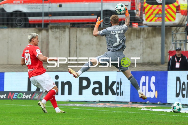 FC Hansa Rostock Torwart bei Flugparade gegen Rot-Weiss Essen