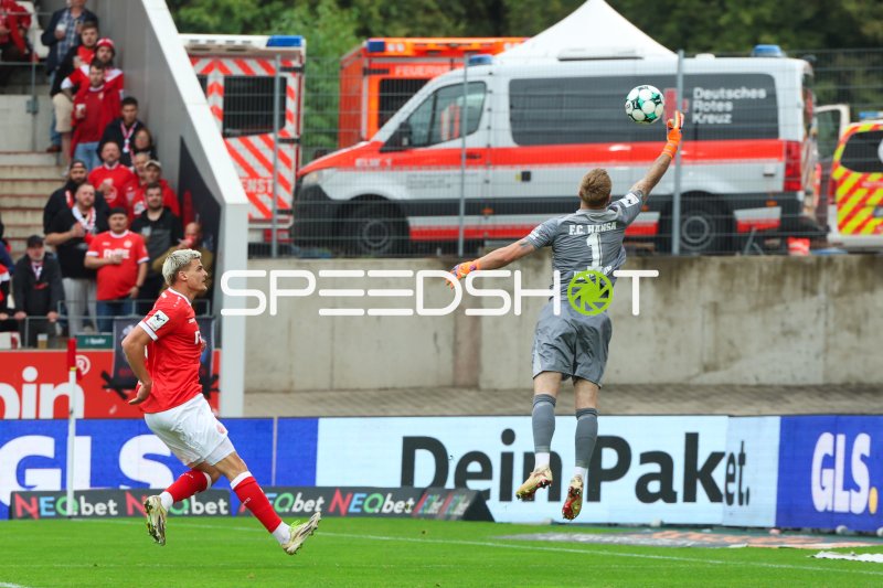 Torwart von FC Hansa Rostock pariert Schuss im Stadion an der Hafenstraße