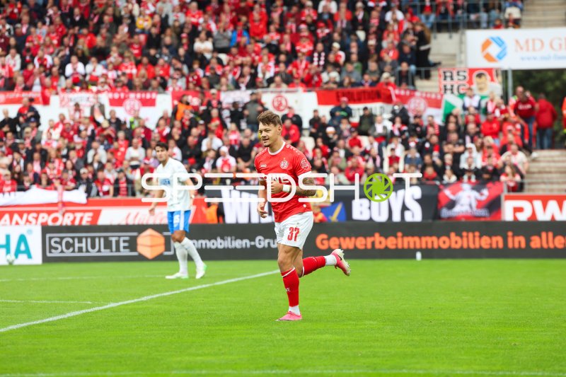 Jannik Hofmann (#37; Rot-Weiss Essen) im Laufduell gegen Gegner