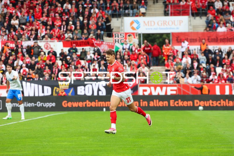 Jannik Hofmann (#37; Rot-Weiss Essen) im Spielaufbau vor Zuschauern