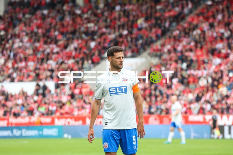 Marco Schuster (#5; FC Hansa Rostock) während der Spielvorbereitung