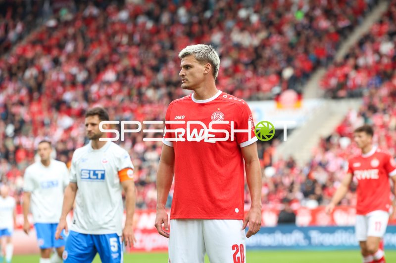 Marek Janssen (#20; Rot-Weiss Essen) und Marco Schuster (#5; FC Hansa Rostock) vor Spielbeginn