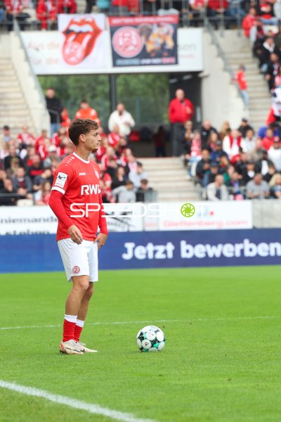 Marvin Obuz (#10; Rot-Weiss Essen) beim Spielaufbau