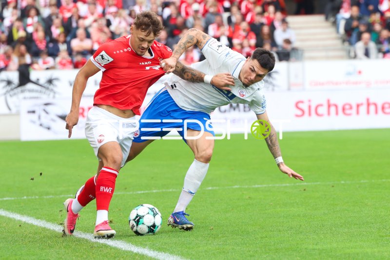 Jannik Hofmann gegen Niklas Kölle im Zweikampf um den Ball
