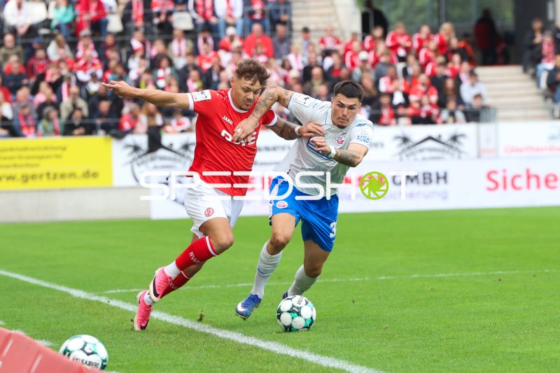 Jannik Hofmann (#37; Rot-Weiss Essen) und Niklas Kölle (#32) im Zweikampf um den Ball