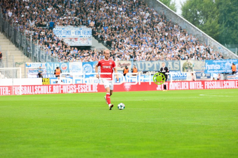 Lucas Brumme (#14; Rot-Weiss Essen) mit Ball im Stadion an der Hafenstraße
