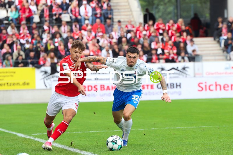 Niklas Kölle (#32; FC Hansa Rostock) gegen Jannik Hofmann (#37; Rot-Weiss Essen)