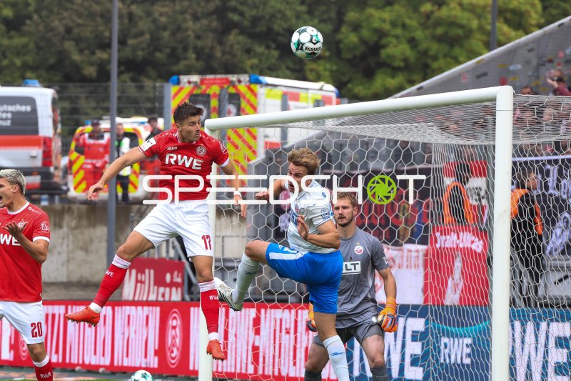 Semir Telalović (#17; Rot-Weiss Essen) köpft vor Florian Carstens (#17; FC Hansa Rostock)