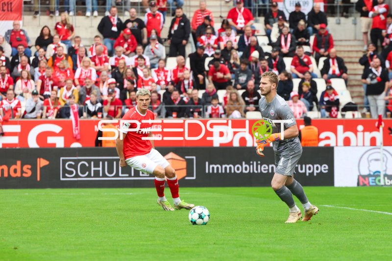 Marek Janssen (#20; Rot-Weiss Essen) im Spielaufbau gegen Gegner