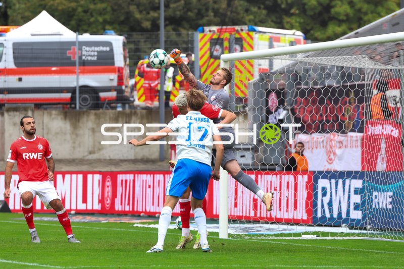 José Enrique Ríos Alonso (#23; Rot-Weiss Essen) gegen Florian Carstens (#17; FC Hansa Rostock) im Luftduell
