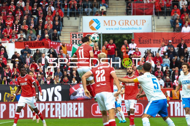 Franci Bouebari (#19; Rot-Weiss Essen) im Kopfballduell