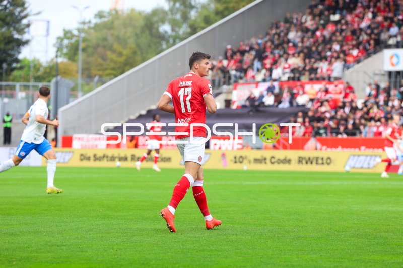 Semir Telalović (#17; Rot-Weiss Essen) im Spielaufbau