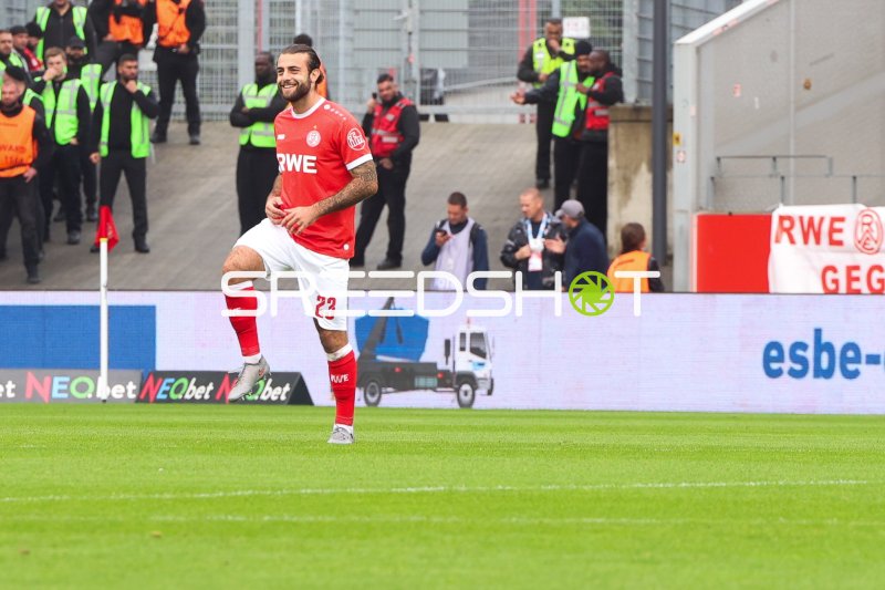 José Enrique Ríos Alonso (#23; Rot-Weiss Essen) beim Einlaufen
