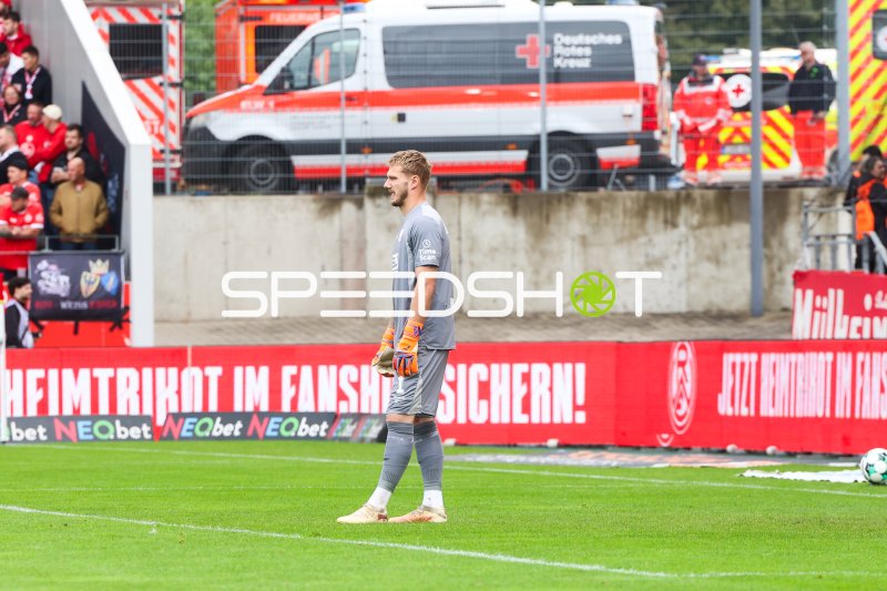Torwart im Stadion an der Hafenstraße während Spielunterbrechung
