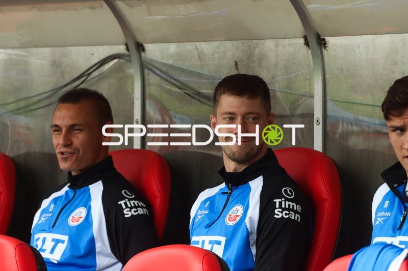 Jonas Dirkner und Franz Pfanne auf der Trainerbank von FC Hansa Rostock
