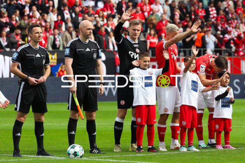 Schiedsrichter und Mannschaften zur Hymne im Stadion an der Hafenstraße