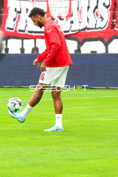 Spieler (#16; Rot-Weiss Essen) beim Ballkontakt im Stadion an der Hafenstraße
